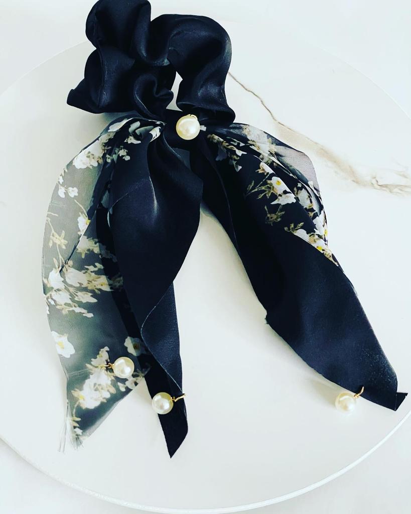 Pearl scrunchies set of 4